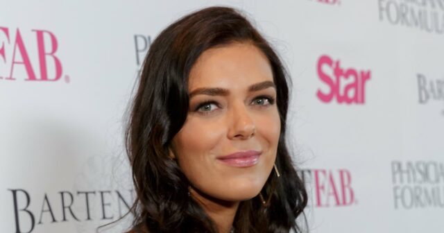 Adrianne Curry von ANTM teilt ihre Reise mit dem Brustimplantat-Clip: „Cried Nonstop“

