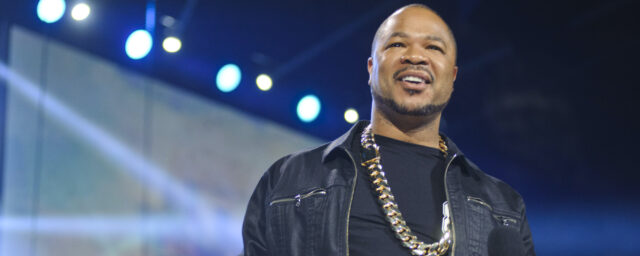 Xzibit und Warren G treten beim LA Rams Wild Card Game auf, Rachel Platten singt die Nationalhymne

