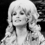 Der ehrgeizige Schritt der 13-jährigen Dolly Parton, als sie Johnny Cash traf, und wie er zu ihrem Debüt in der Grand Ole Opry führte