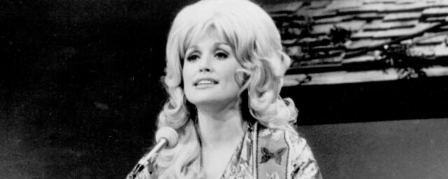 Der ehrgeizige Schritt der 13-jährigen Dolly Parton, als sie Johnny Cash traf, und wie er zu ihrem Debüt in der Grand Ole Opry führte

