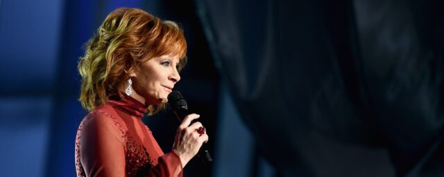 Wie Reba McEntire ein Land setzt und mit "dem in Neuengland" in die Luft jagen,

