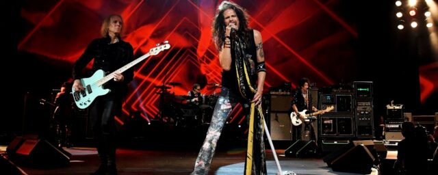 Tom Hamilton lässt Aerosmith die Tür für einen erneuten Auftritt offen; Gibt Update zum Gesundheitszustand von Steven Tyler

