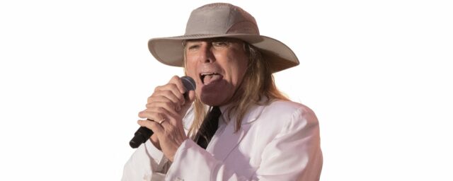 Sehen Sie, wie Cheap Trick-Frontmann Robin Zander beim Commanders-Buccaneers NFL Playoff Game die Nationalhymne singt

