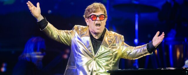 Elton Johns Compilation „Diamonds“ aus dem Jahr 2017 führt die britischen Album-Charts an; Elton teilt „aufregende Neuigkeiten“ über Pläne zur Veröffentlichung neuer Musik

