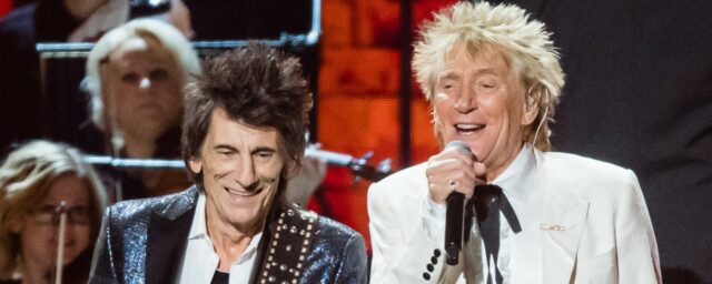 Sehen Sie, wie Rod Stewart mit seinem ehemaligen Bandkollegen Ronnie Wood seinen 80. Geburtstag auf einer Überraschungsparty in London feiert

