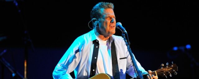 Sehen Sie, wie Glenn Frey an seinem Todestag „The Song Where It All Began for the Eagles“ aufführt

