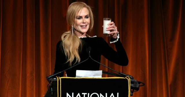 Moment, Nicole Kidman hat gerade zu Ehren von „Babygirl“ ein Glas Milch getrunken

