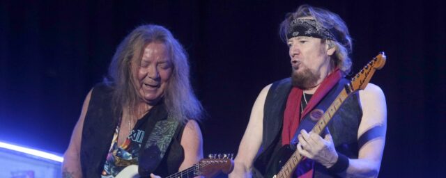 „Wir machen es wieder“: Adrian Smith von Iron Maiden rettet Gitarren, während sein Haus bei Waldbränden in LA brennt

