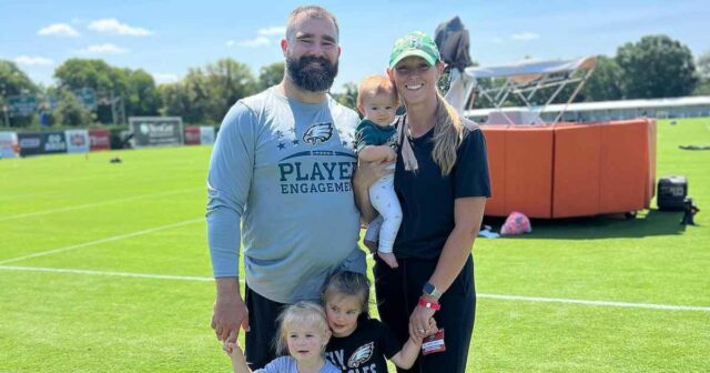 „3 Daughters“ von Jason Kelce entwerfen Maskottchen für seine Late-Night-ESPN-Show

