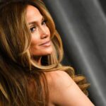 Jennifer Lopez präsentiert ihren durchtrainierten Körper im schwarzen Bikini und in Pelzstiefeln