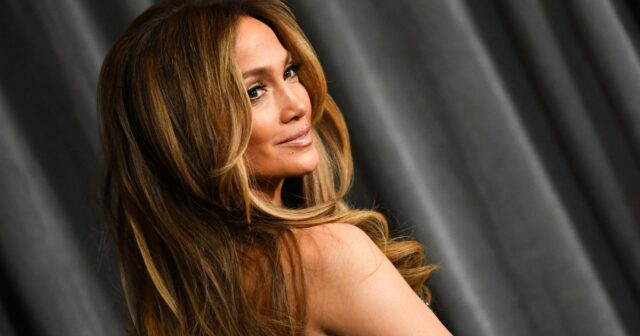 Jennifer Lopez präsentiert ihren durchtrainierten Körper im schwarzen Bikini und in Pelzstiefeln

