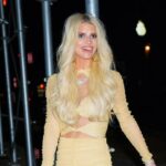 Jessica Simpson, die mit mit Fonunde -Beinen mit Eric Johnson verblüfften Beinen betäubt ist