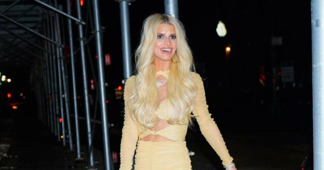 Jessica Simpson, die mit mit Fonunde -Beinen mit Eric Johnson verblüfften Beinen betäubt ist

