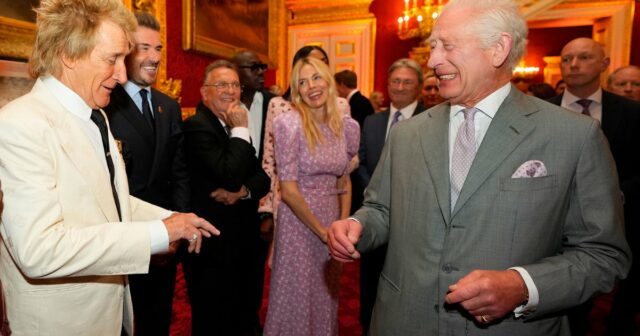 König Charles und Rod Stewart verbringen einen verspielten Moment mit der Gartenschere

