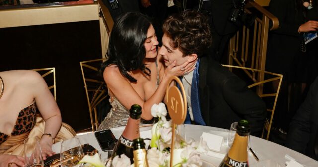 Kylie Jenner und Timothée Chalamet teilen bei den Golden Globes einen süßen Kuss

