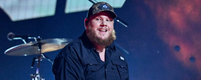 Frau vertrieb das Luke Combs -Konzert für "Dancing Too Hard"

