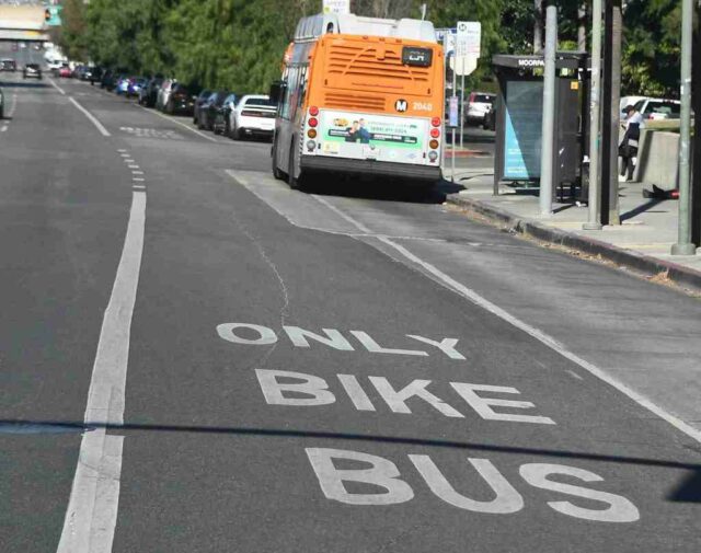 Die kalifornische Gesetzgebung würde den Umbau von Stadtbahn- und Busspuren beschleunigen und diese von der Umweltprüfung ausnehmen

