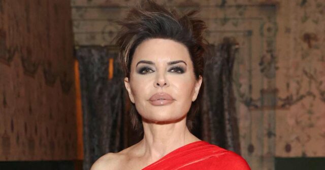 Lisa Rinna zieht sich zur Feier des Jahres 2025 komplett nackt aus

