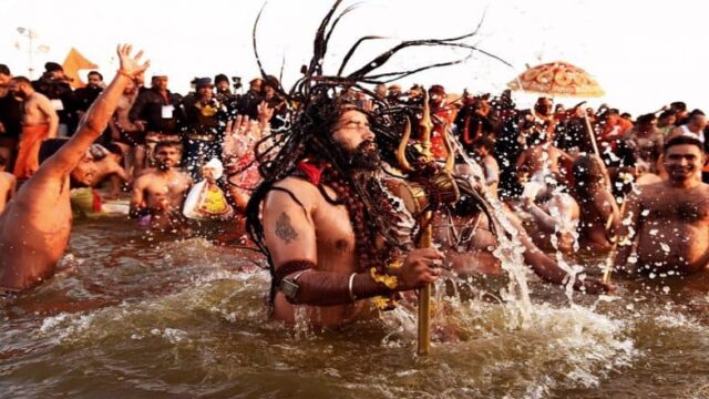 Wie man Mahakumbh Mela 2025 mit Zug, Straße und Luft erreicht - ein kompletter Reiseführer

