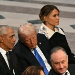 Was ist das für ein Bild auf Melania Trumps Kragen bei der Beerdigung von Jimmy Carter?