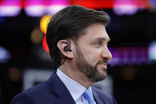 Mike Greenberg klingt an Fans, die der Meinung sind, dass NFL manipuliert ist

