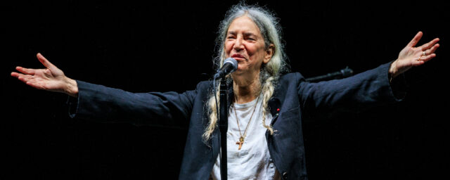 Patti Smith bricht zusammen, während er in Brasilien auf der Bühne auftritt

