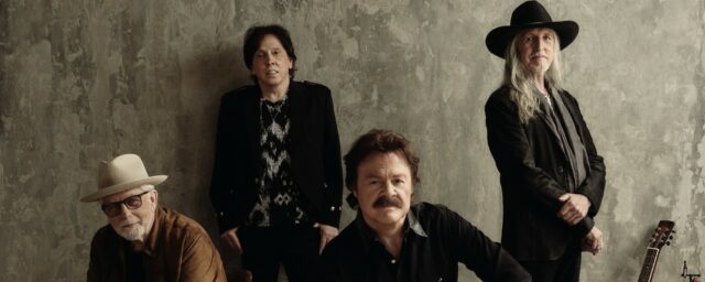 Die Doobie Brothers geben das Erscheinungsdatum ihres neuen Albums „Walk This Road“ bekannt; Hören Sie sich den Titeltrack mit Mavis Staples an

