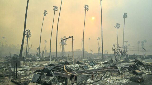 Feuerwehrleute in Los Angeles kämpfen gegen die Zeit, da die Winde diese Woche wieder aufkommen und die Zahl der Todesopfer auf 16 steigt

