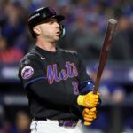 Pete Alonso spricht mit einem Team über „Fortschritte“.