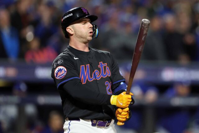 Pete Alonso spricht mit einem Team über „Fortschritte“.

