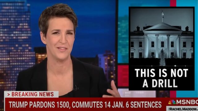 Rachel Maddow warnt davor, dass Trumps Begnadigungen am 6. Januar „seine Anhänger davon abhalten, in seinem Namen Gewalt zu begehen“ | Video

