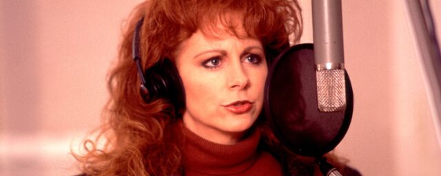 Denken Sie daran, wann: Reba McEntire gab 1990 ihr Schauspieldebüt in „Tremors“

