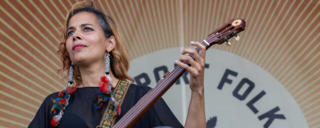 Auf dem Weg nach Irland: Rhiannon Giddens, Ron Block und Peter Rowan feiern Musikkultur bei „Your Roots Are Showing“

