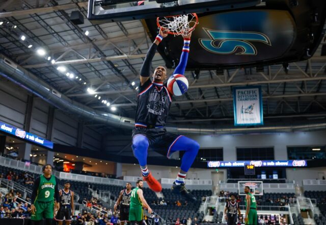 Fotos: Harlem Globetrotters bei einem Slam Dunk in San Jose

