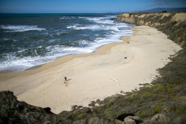 Ein Mann und ein 8-jähriger Junge sterben, nachdem sie in der Nähe der Half Moon Bay aus dem Meer gezogen wurden

