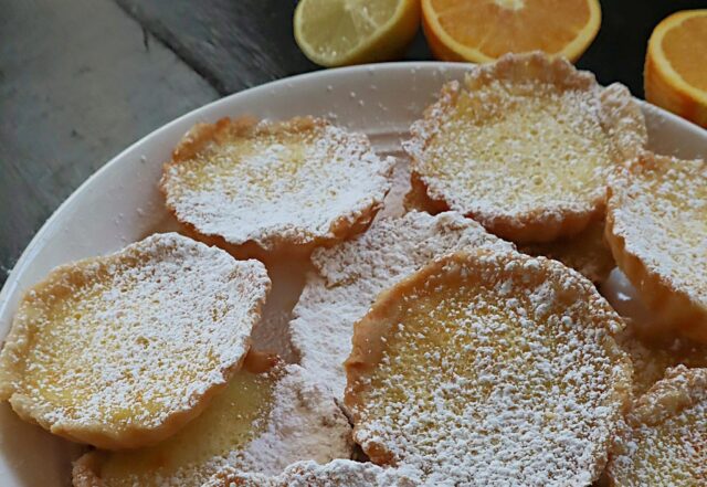 Zitrustörtchen kombinieren würzige Zitronen- und Orangenhäppchen in einem butterartigen Gebäck

