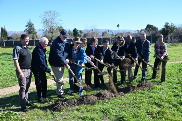 San Jose legt den Grundstein für ein neues provisorisches Wohngebiet am Guadalupe River

