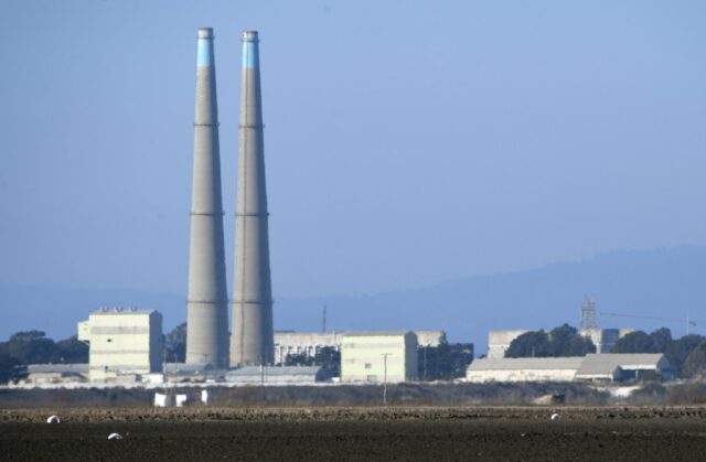 Anwohner in der Nähe des Brandes von Moss Landing kehren nach Hause zurück, nachdem Beamte den Evakuierungsbefehl aufgehoben haben

