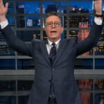 Stephen Colbert scherzt: Das Warten auf Trumps Amtseinführung sei, als würde man „James Bond an den Tisch geschnallt“ | Video