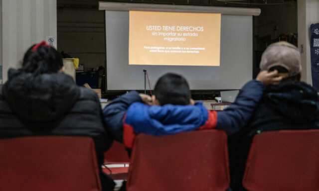 Die Lehrer schwören, trotz Angst um Abschiebung das Lernen von Migrationshintergrund zu halten

