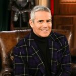 „Castle“ aus Staffel 3 von „The Traitors“ zeigt ein gerahmtes Gemälde von „Daddy“ Andy Cohen