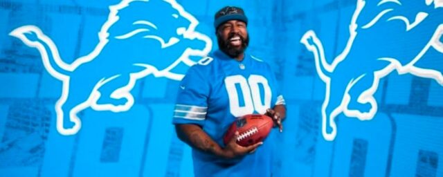 Detroit Lions-Superfan Theo „Gridiron“ Spight moderiert die Halbzeitshow der Divisional Round, Caleb Carroll singt die Nationalhymne

