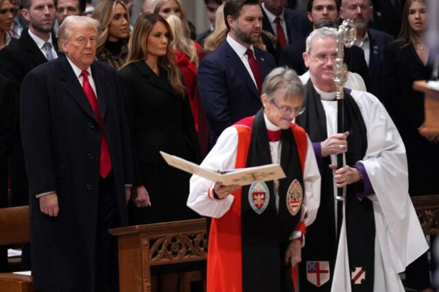 Bischof sagt, sie werde weiterhin für Trump beten, der sie wegen einer viralen Predigt angegriffen hat

