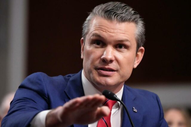 Nach einer dramatischen Abstimmung im Senat wird Hegseth schnell als Verteidigungsministerin vereidigt

