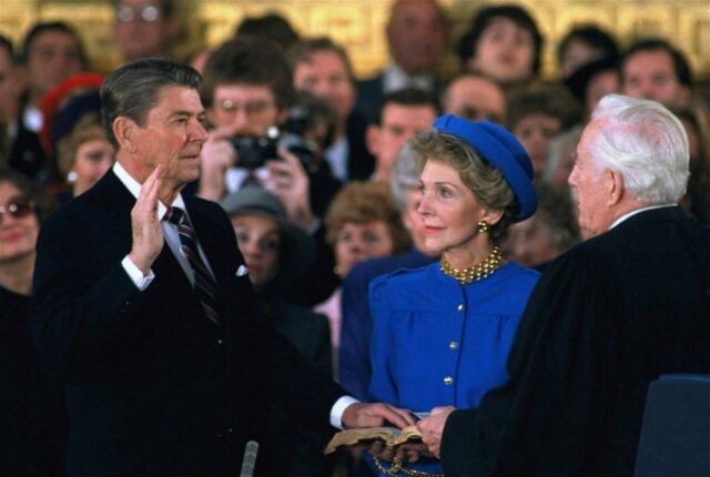 1985 fand die Einweihung zum letzten Mal in Innenräumen statt. Ronald und Nancy Reagan hatten das Gefühl, keine Wahl zu haben

