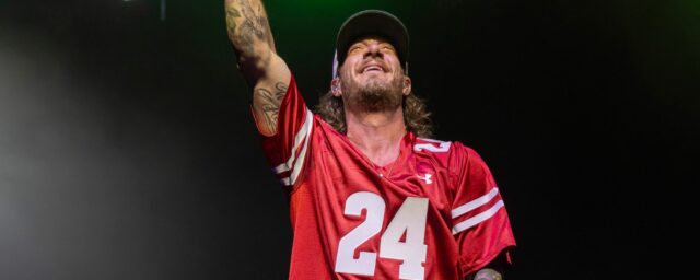 Sehen Sie, wie Tyler Hubbard in „Full Circle Moment“ im Ryman Auditorium einen „PSYCHO“-Auftritt gibt

