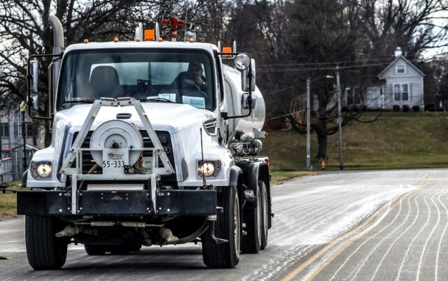 Autofahrer geraten ins Schleudern und stürzen ab, während die winterliche Mischung die Mitte der USA erfasst, bevor sie nach Osten weiterzieht

