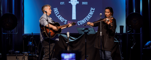 Aus Irland: Rhiannon Giddens spricht über das Geschichtenerzählen beim Songwriting und tritt am selben Sonntag in der Kirche und im Pub auf

