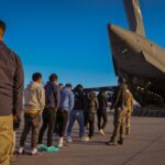 Flugzeuge von der Travis Air Force Base unter denen, die in Abschiebungen verwendet werden