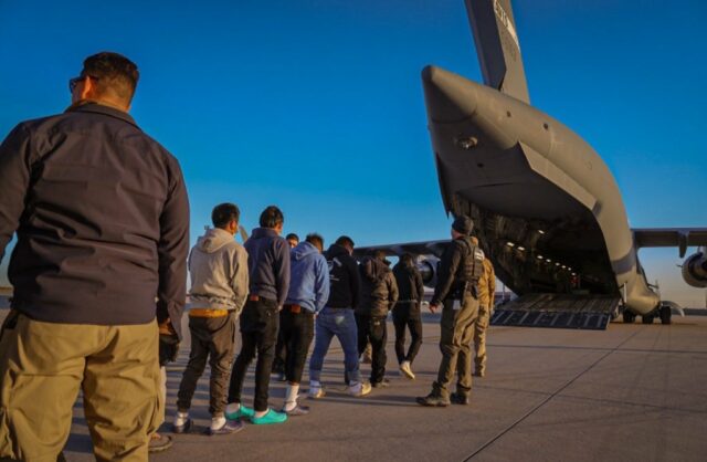 Flugzeuge von der Travis Air Force Base unter denen, die in Abschiebungen verwendet werden

